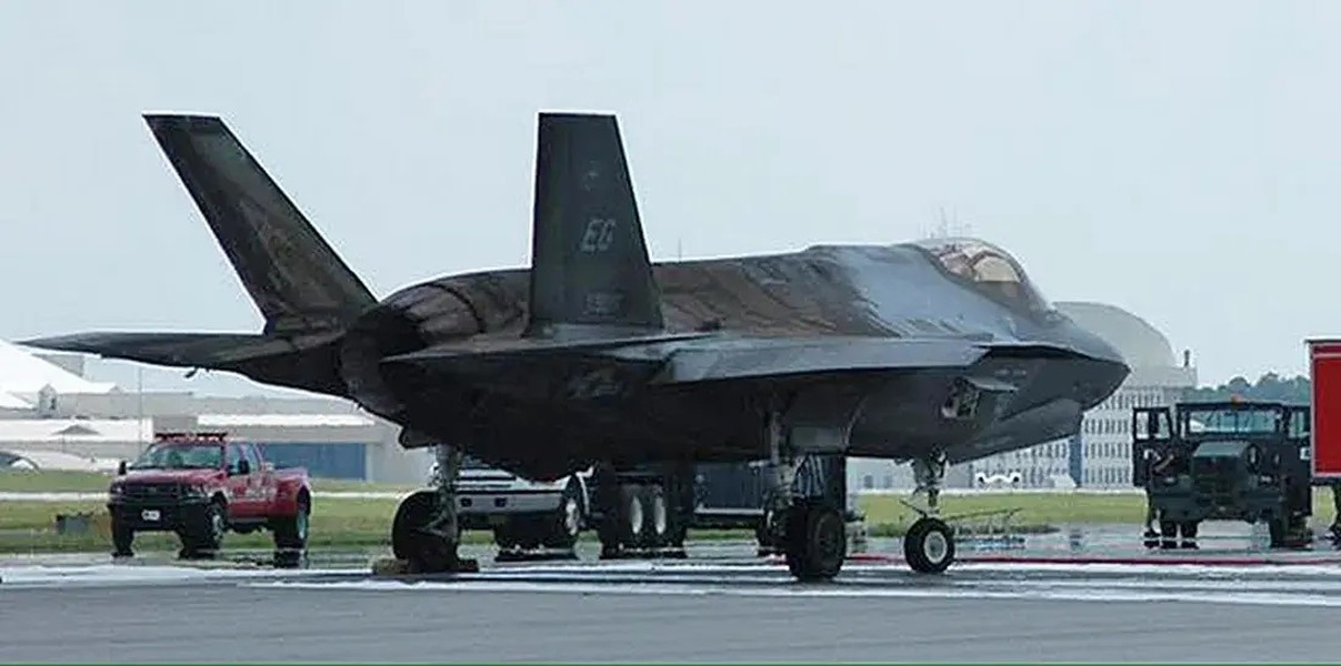 Chiếc F-35 bị cháy phân đuôi Chiếc F-35 bị cháy phân đuôi