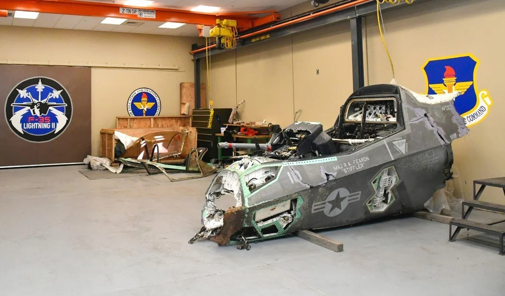 Phần mũi chiếc F-35 bị hư hại Phần mũi chiếc F-35 bị hư hại