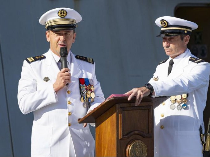 Hạm trưởng của tàu đổ bộ tấn công Dixmude - ông Emmanuel Mocard