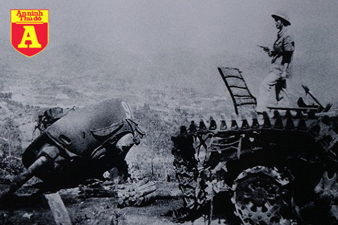 Xe tăng Trung Quốc bị quân đội Việt Nam bắn bung nắp cua Xe tăng Trung Quốc bị quân đội Việt Nam bắn bung nắp cua