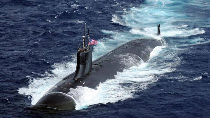 Tàu ngầm hạt nhân USS Connecticut rẽ sóng trên đại dương