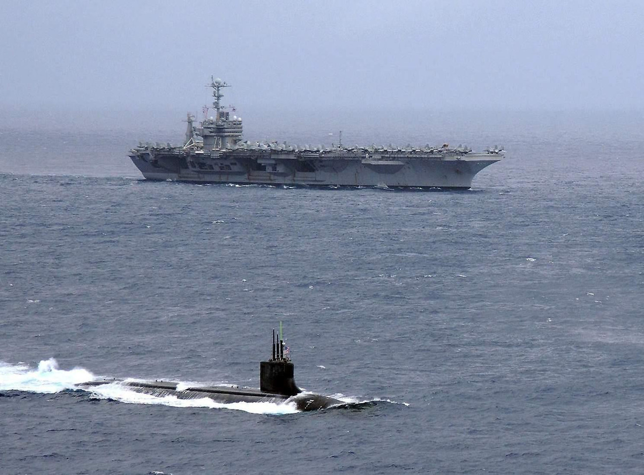 Tàu ngầm hạt nhân USS Connecticut trong một nhiệm vụ bảo vệ tàu sân bay