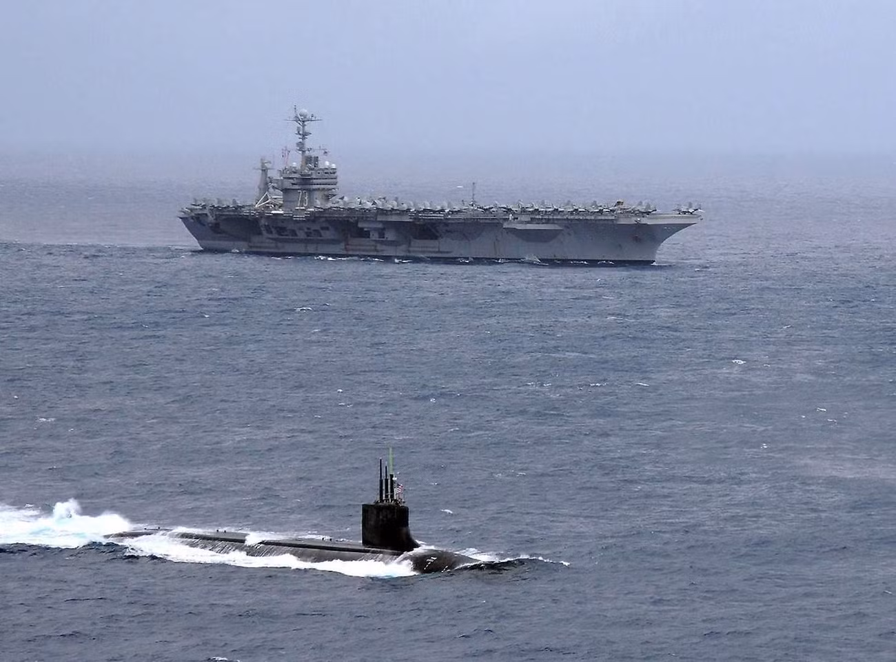 Tàu ngầm hạt nhân USS Connecticut trong một nhiệm vụ bảo vệ tàu sân bay