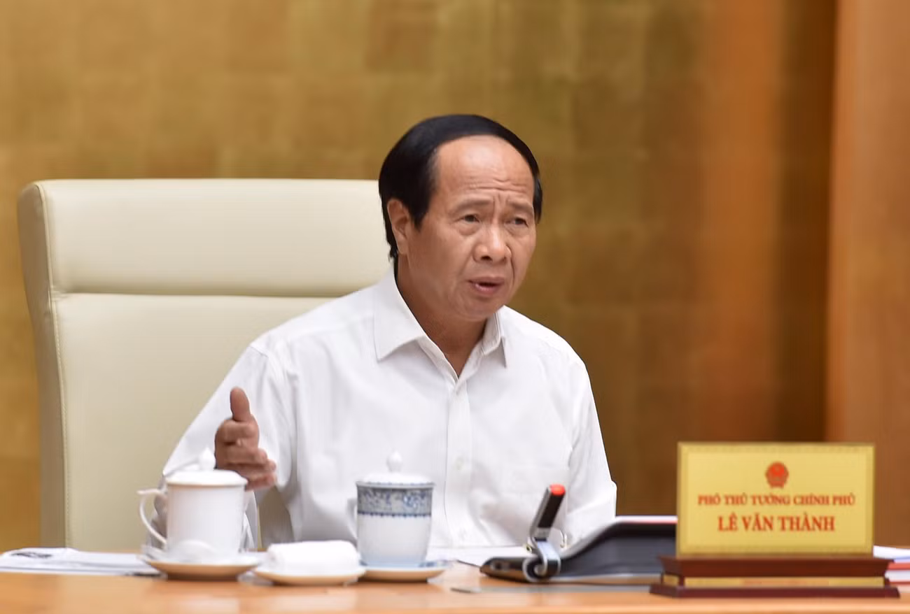 Phó Thủ tướng Lê Văn Thành yêu cầu phải theo dõi chặt chẽ diễn biến của bão số 1 Phó Thủ tướng Lê Văn Thành yêu cầu phải theo dõi chặt chẽ diễn biến của bão số 1