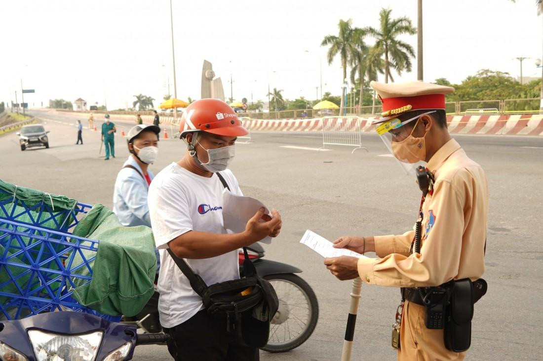 Thông qua căn cước công dân, lực lượng chức năng sẽ dễ dàng kiểm tra các thông tin hỗ trợ công tác phòng chống dịch Covid-19 Thông qua căn cước công dân, lực lượng chức năng sẽ dễ dàng kiểm tra các thông tin hỗ trợ công tác phòng chống dịch Covid-19