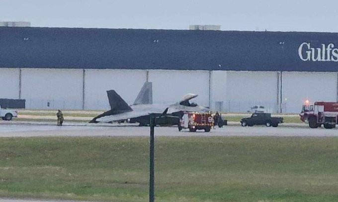 Tiêm kích F-22 nằm trên đường băng sân bay quốc tế Savannah/Hilton Head sáng 6/5.