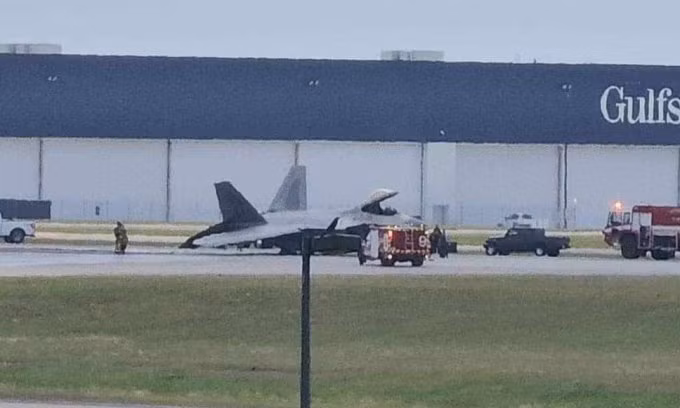 Tiêm kích F-22 nằm trên đường băng sân bay quốc tế Savannah/Hilton Head sáng 6/5.