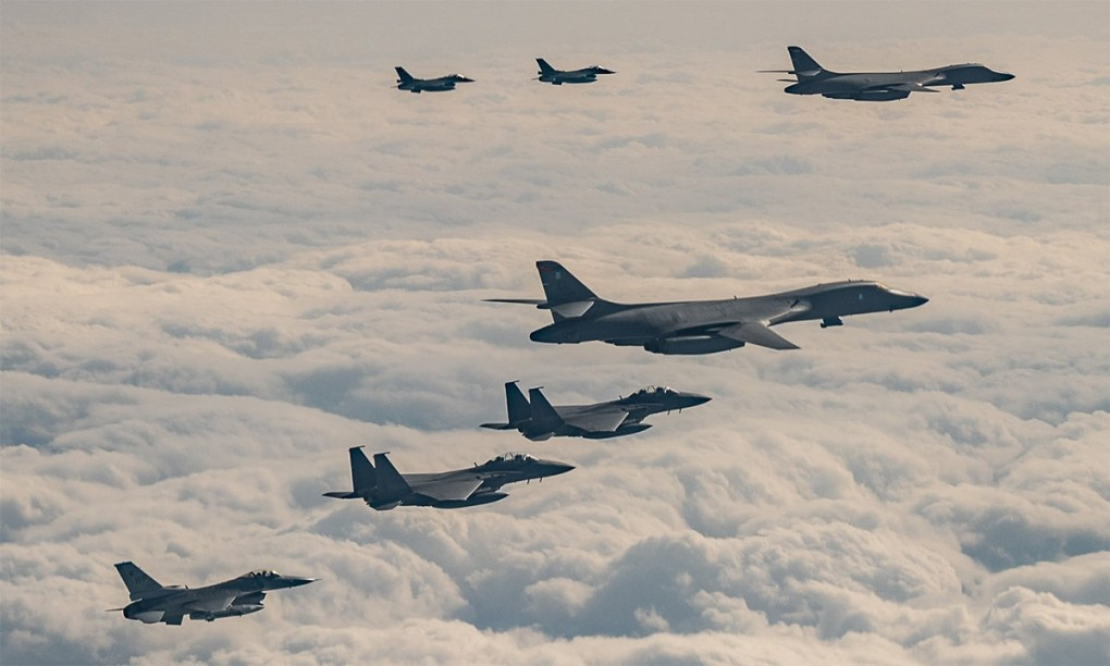 Máy bay ném bom B-1B bay cùng phi đội tiêm kích