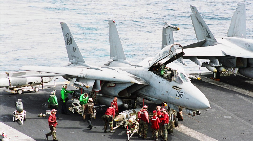 F/A-18 Super Hornet đi vào hoạt động chính thức vào năm 1999 với hai biến thể E một chỗ ngồi và F hai chỗ ngồi để thay thế cho tiêm kích hạm F-14 Tomcat.