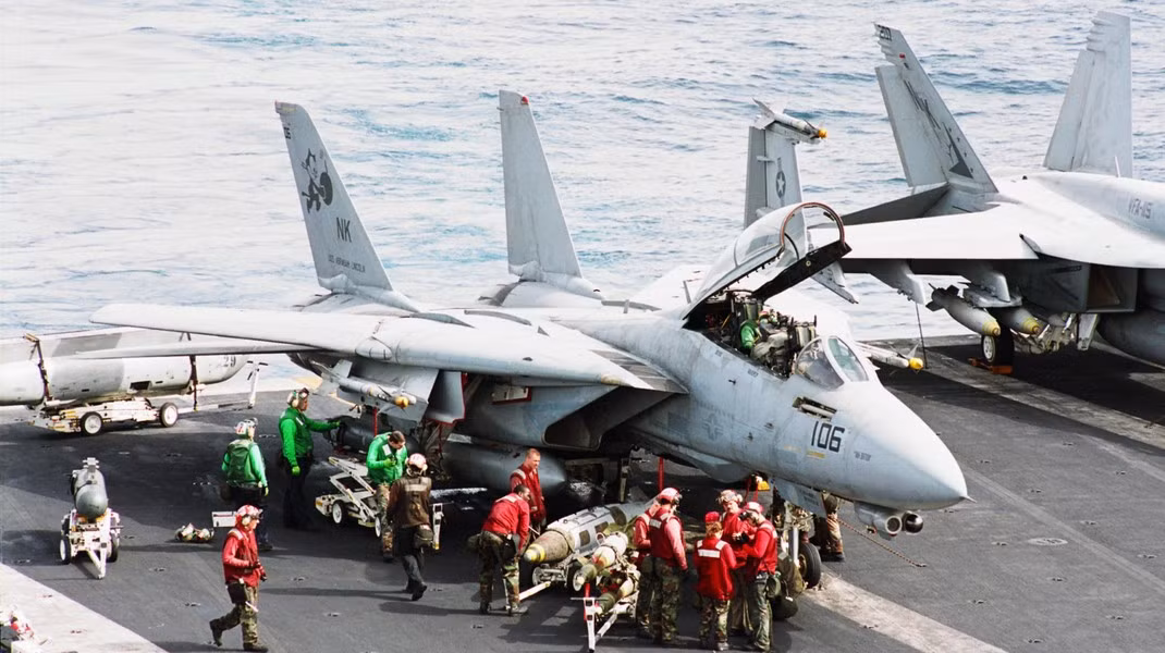F/A-18 Super Hornet đi vào hoạt động chính thức vào năm 1999 với hai biến thể E một chỗ ngồi và F hai chỗ ngồi để thay thế cho tiêm kích hạm F-14 Tomcat.