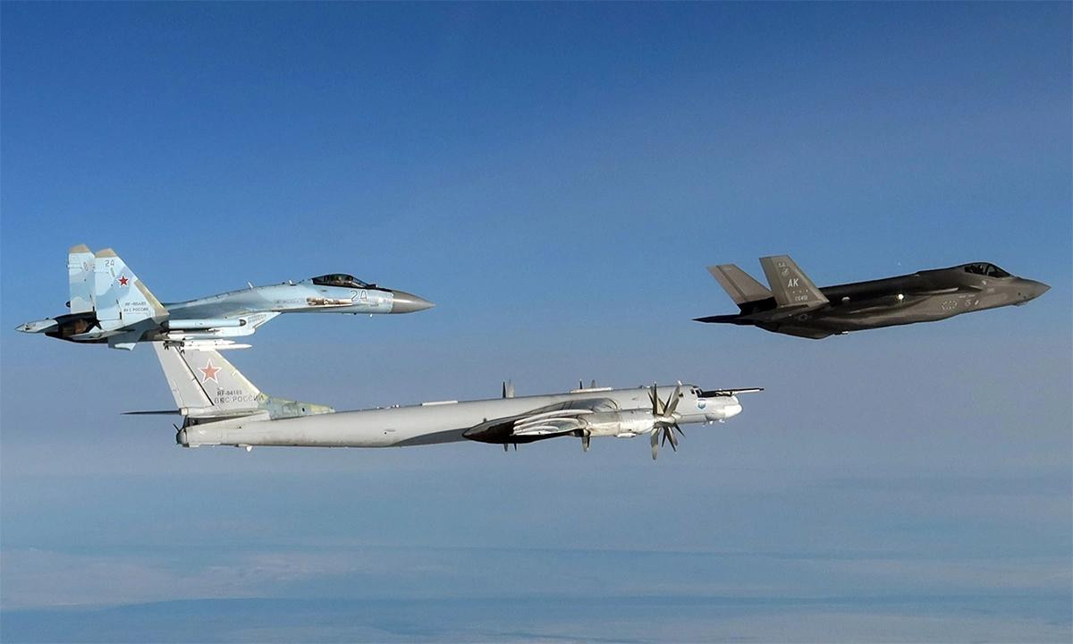 Tiêm kích F-35 bay gần oanh tạc cơ Tu-95MS và Su-35S