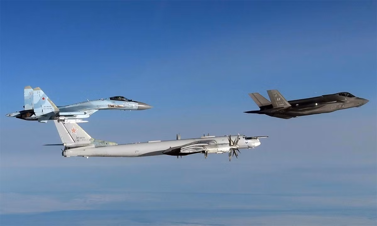 Tiêm kích F-35 bay gần oanh tạc cơ Tu-95MS và Su-35S
