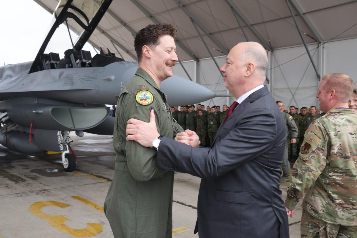 Thủ tướng Rossen Jeliazkov và phi công tiêm kích F-16 Block 70/72 mới
