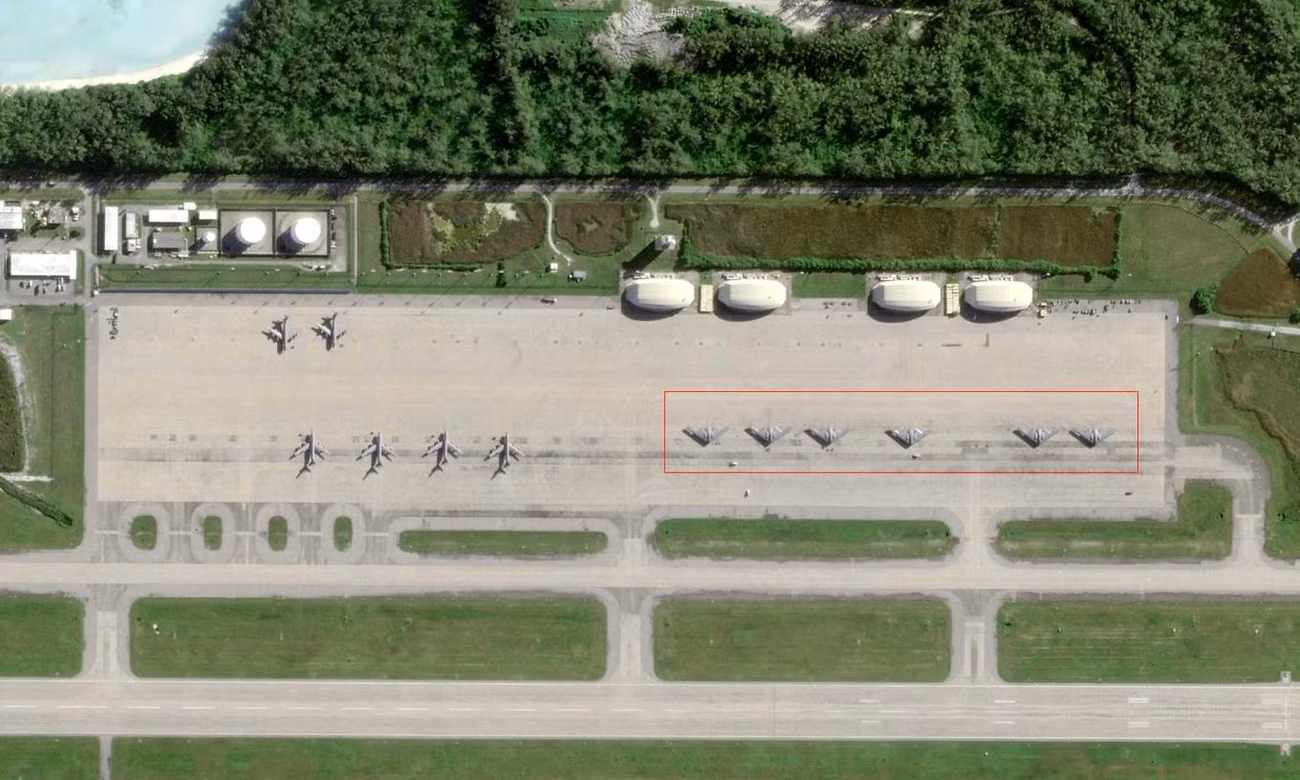 6 oanh tạc cơ B-2 (khoanh đỏ) tại căn cứ Diego Garcia trong ảnh vệ tinh chụp hôm 2/4.