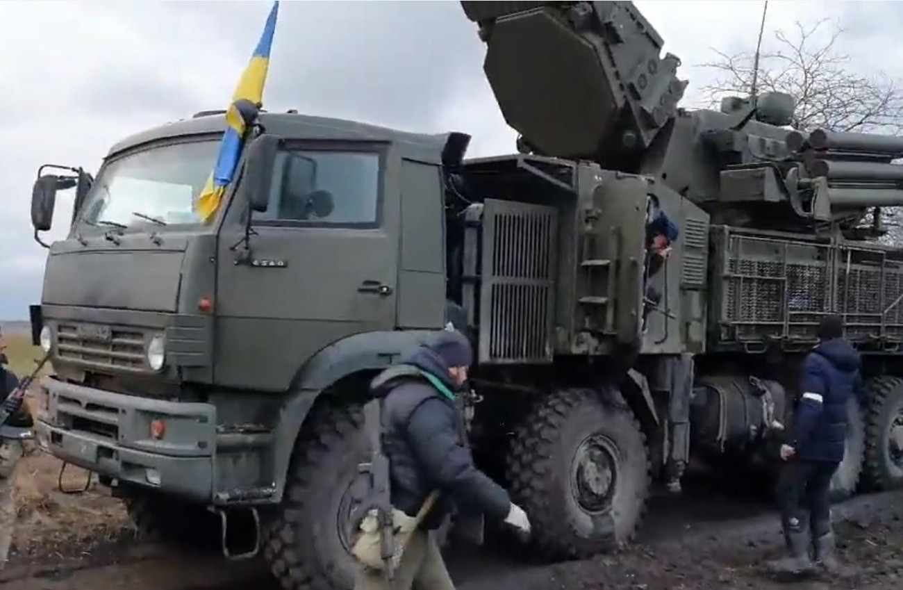 Hệ thống Pantsir-S1 của Nga cắm cờ Ukraine