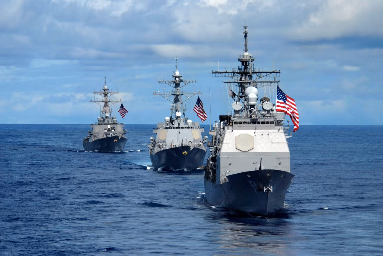 Tuần dương hạm USS Antietam di chuyển cùng các tàu khu trục hạm của Mỹ