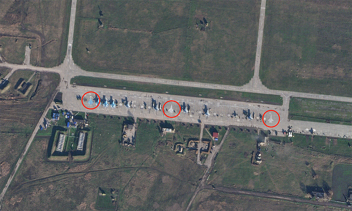 Bãi đậu máy bay tại căn cứ Primorsko-Akhtarsk được sơn thêm hình máy bay