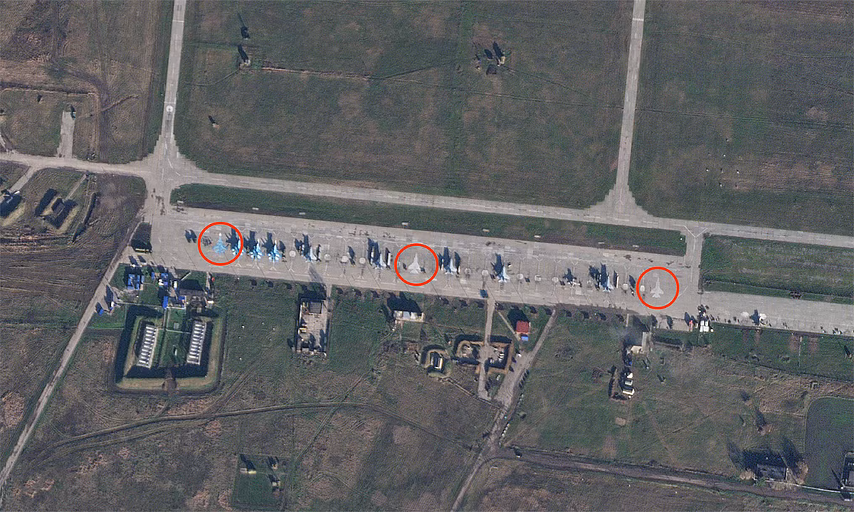 Bãi đậu máy bay tại căn cứ Primorsko-Akhtarsk được sơn thêm hình máy bay