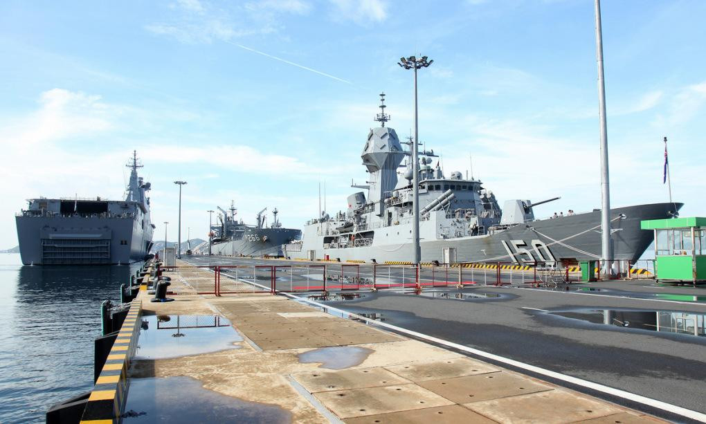 Ba tàu hải quân Australia neo tại cảng quốc tế Cam Ranh