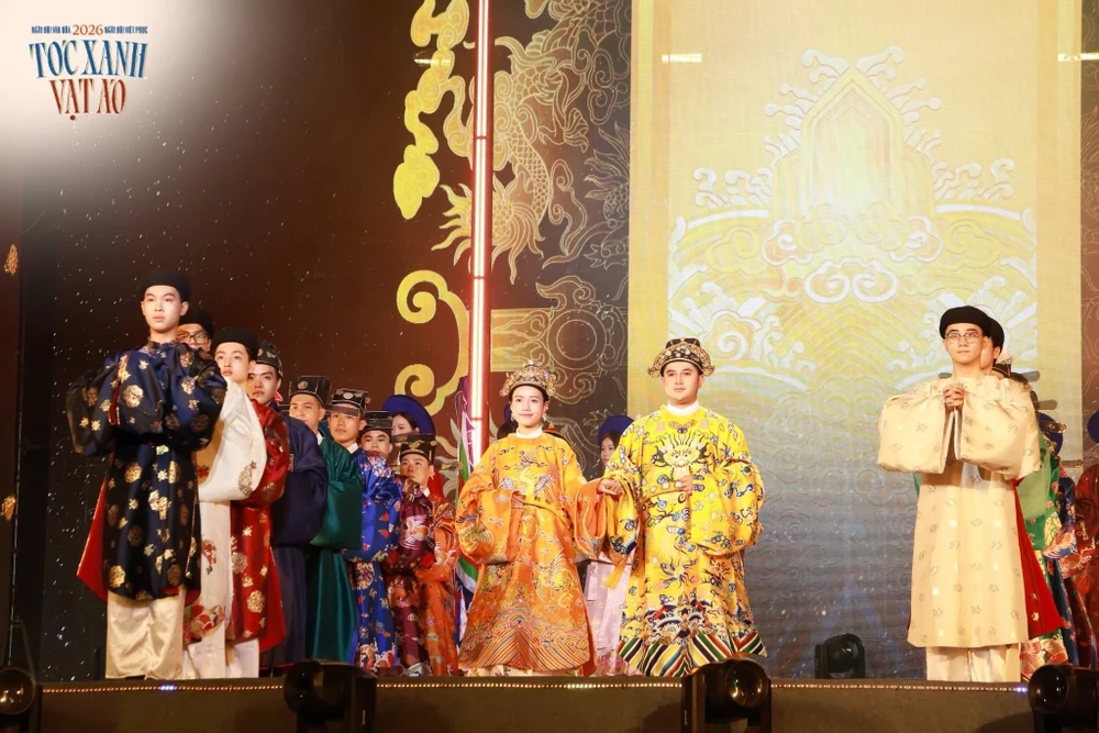 "Tóc xanh vạt áo" chính thức ghi dấu ấn với hơn 1.000 bạn trẻ mặc Việt phục