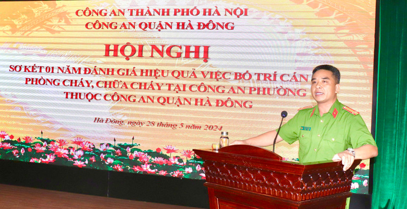 Trung tá Phạm Văn Mạnh -, Phó trưởng CAP Phúc La chia sẻ ý kiến tại hội nghị