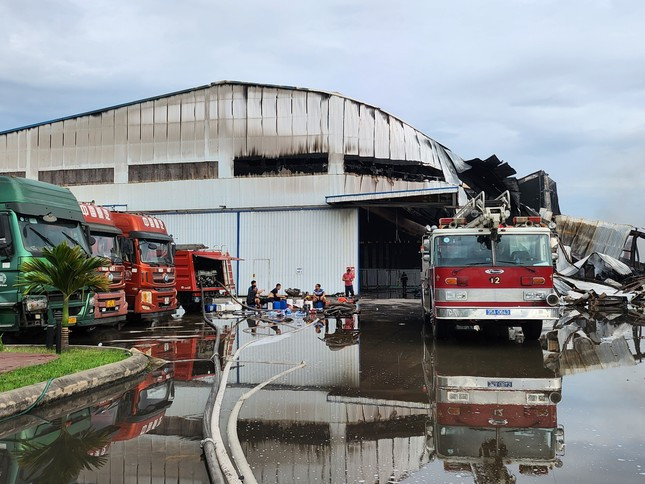 Lực lượng Cảnh sát PCCC&CNCH Công an tỉnh Ninh Bình đã huy động 10 xe chữa cháy, xe chuyên dụng đến hiện trường Lực lượng Cảnh sát PCCC&CNCH Công an tỉnh Ninh Bình đã huy động 10 xe chữa cháy, xe chuyên dụng đến hiện trường