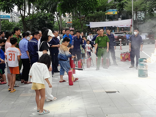 Hướng dẫn người dân kỹ năng chữa cháy