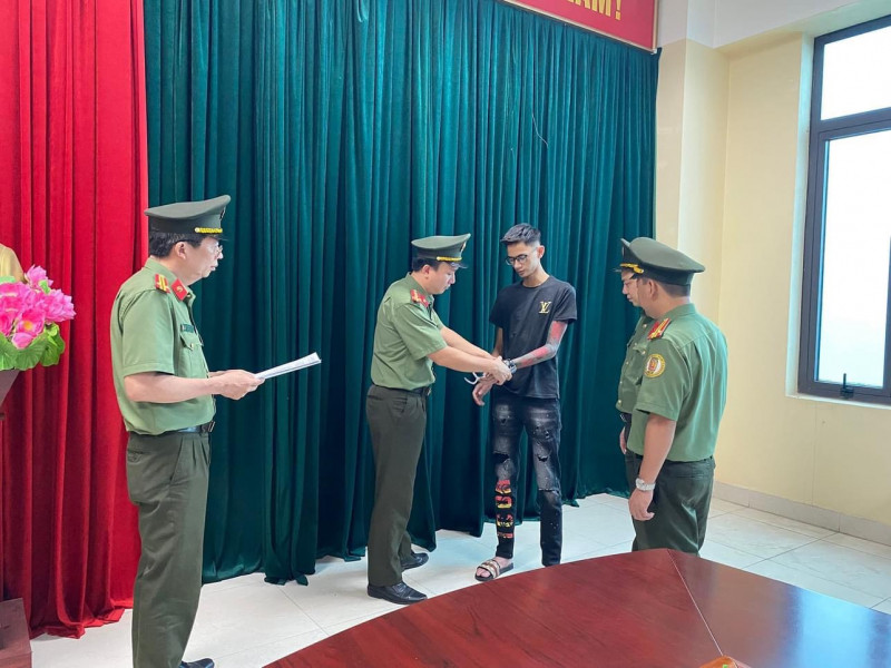 Cơ quan An ninh điều tra, Công an tỉnh Phú Thọ thực hiện lệnh bắt giữ đối tượng Phan Quang Tùng Cơ quan An ninh điều tra, Công an tỉnh Phú Thọ thực hiện lệnh bắt giữ đối tượng Phan Quang Tùng