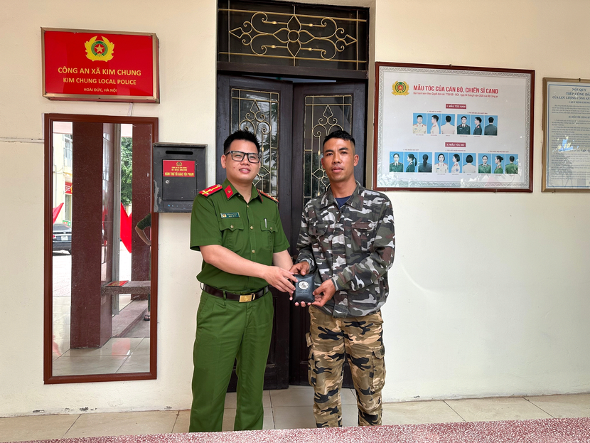 Cán bộ Công an xã Kim Chung bàn giao tài sản cho công dân Đào Văn Đăng Cán bộ Công an xã Kim Chung bàn giao tài sản cho công dân Đào Văn Đăng