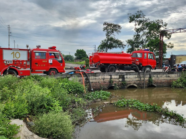 Lực lượng chữa cháy lấy nước từ hồ cạnh công ty Lực lượng chữa cháy lấy nước từ hồ cạnh công ty