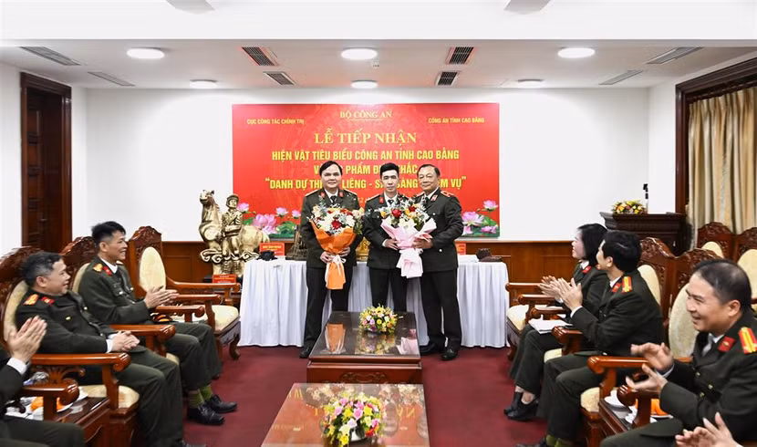 Lãnh đạo Cục Công tác Chính trị tặng hoa cảm ơn tập thể, cá nhân có kỷ vật hiến tặng Bảo tàng CAND Lãnh đạo Cục Công tác Chính trị tặng hoa cảm ơn tập thể, cá nhân có kỷ vật hiến tặng Bảo tàng CAND