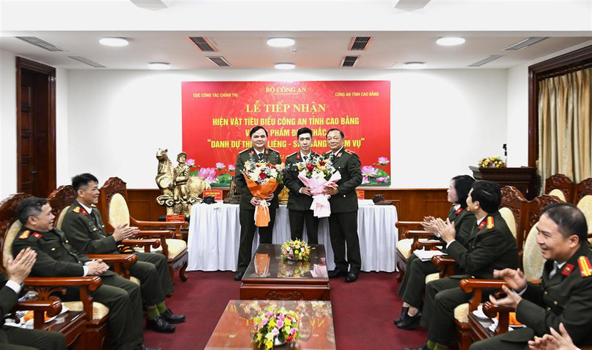 Lãnh đạo Cục Công tác Chính trị tặng hoa cảm ơn tập thể, cá nhân có kỷ vật hiến tặng Bảo tàng CAND Lãnh đạo Cục Công tác Chính trị tặng hoa cảm ơn tập thể, cá nhân có kỷ vật hiến tặng Bảo tàng CAND