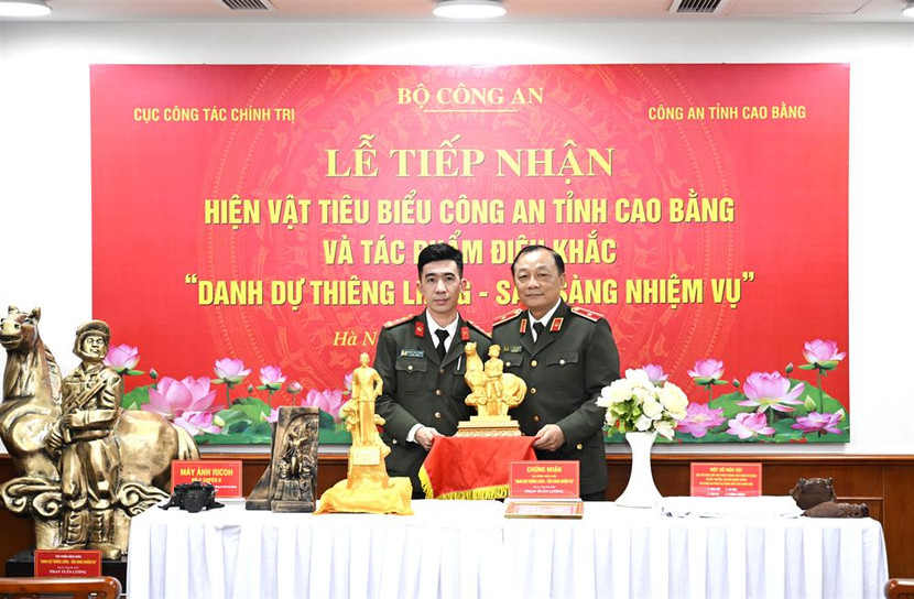 Thiếu tướng Đặng Ngọc Bách tiếp nhận kỷ vật là tác phẩm điêu khắc “Danh dự thiêng liêng - Sẵn sàng nhiệm vụ” của Đại úy, Nhà điêu khắc Phan Tuấn Lương Thiếu tướng Đặng Ngọc Bách tiếp nhận kỷ vật là tác phẩm điêu khắc “Danh dự thiêng liêng - Sẵn sàng nhiệm vụ” của Đại úy, Nhà điêu khắc Phan Tuấn Lương