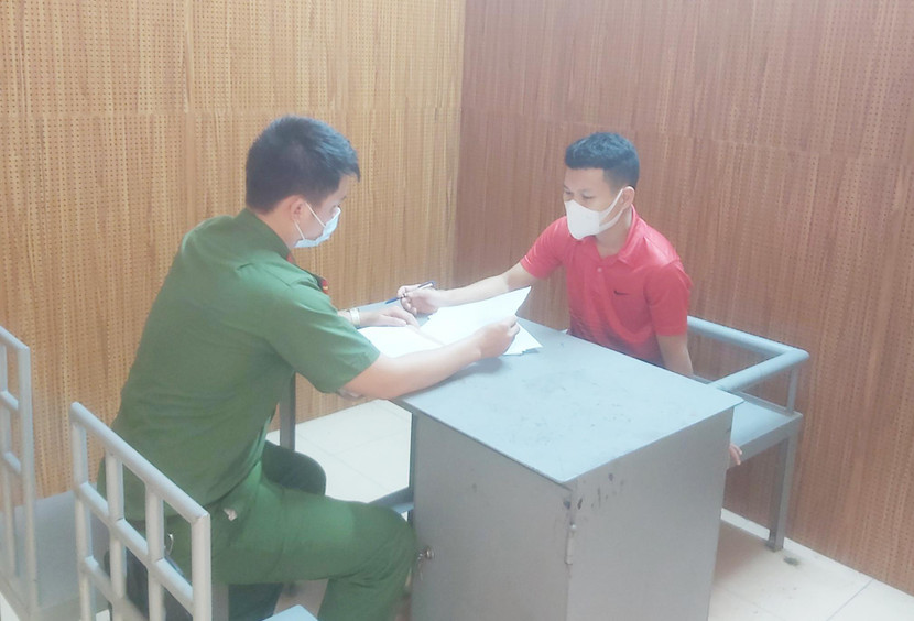 Cơ quan CSĐT CAH Đan Phượng tiến hành ghi lời khai đối tượng Nguyễn Văn Việt