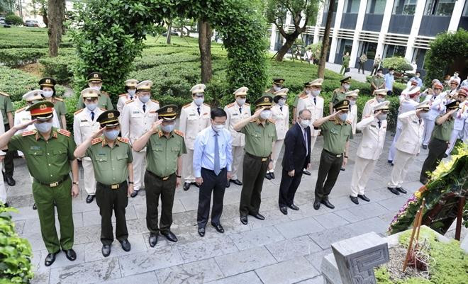 Phút mặc niệm tưởng nhớ công lao trời biển của Chủ tịch Hồ Chí Minh