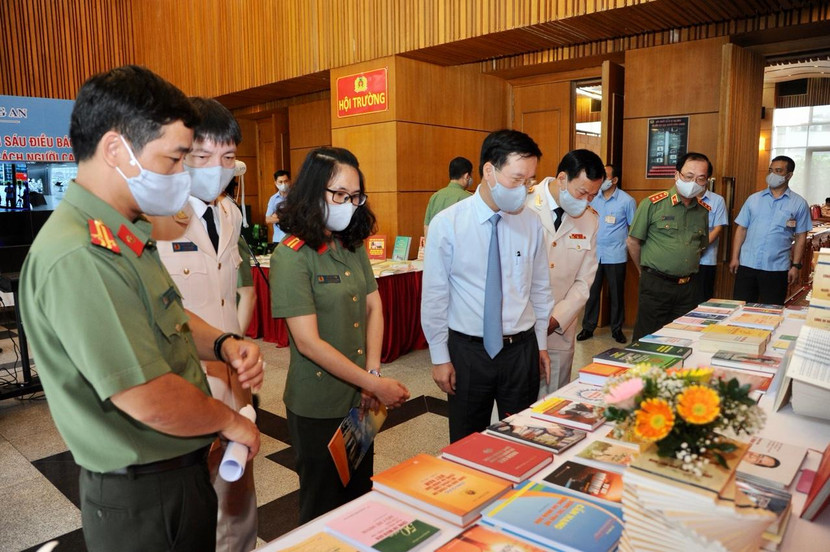 Các đại biểu tham quan triển lãm bên lề Hội nghị Các đại biểu tham quan triển lãm bên lề Hội nghị