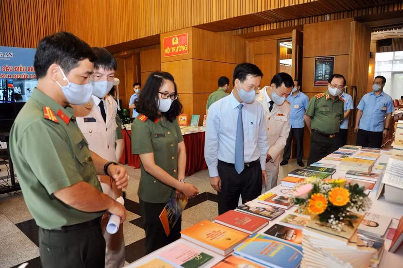 Các đại biểu tham quan triển lãm bên lề Hội nghị