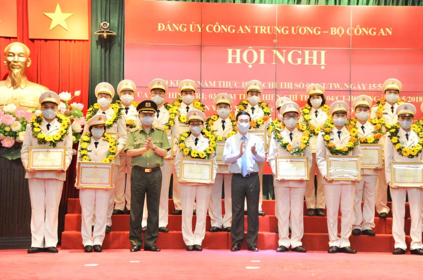 Đồng chí Võ Văn Thưởng và Đại tướng Tô Lâm tặng Bằng khen cho các cá nhân có thành tích xuất sắc của Bộ Công an Đồng chí Võ Văn Thưởng và Đại tướng Tô Lâm tặng Bằng khen cho các cá nhân có thành tích xuất sắc của Bộ Công an