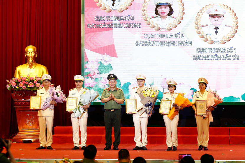 Thượng tá Trần Văn Hùng, Trưởng phòng Công tác Đảng và công tác chính trị, Trưởng ban Giám khảo trao Giải Khuyến khích cho các thí sinh