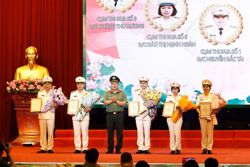 Thượng tá Trần Văn Hùng, Trưởng phòng Công tác Đảng và công tác chính trị, Trưởng ban Giám khảo trao Giải Khuyến khích cho các thí sinh Thượng tá Trần Văn Hùng, Trưởng phòng Công tác Đảng và công tác chính trị, Trưởng ban Giám khảo trao Giải Khuyến khích cho các thí sinh