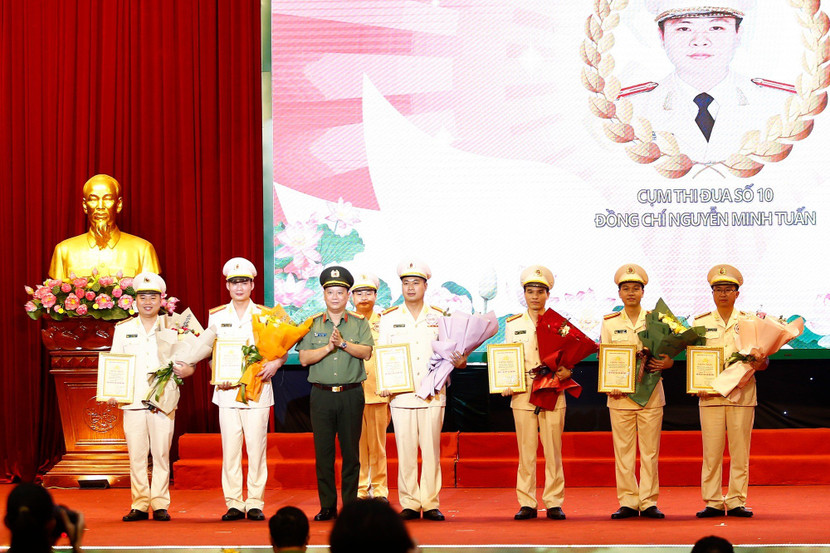 Đại tá Phạm Thanh Hùng - Phó Bí thư Đảng ủy, Phó Giám đốc CATP, Trưởng BCĐ Tổ chức hội thi trao giải B và giải C cho các thí sinh