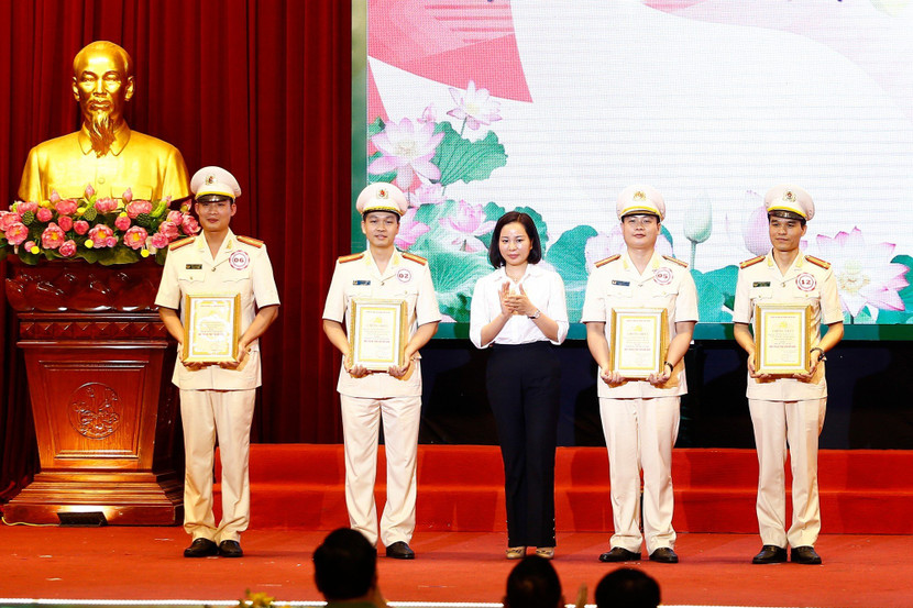 Đại diện Ban Giám khảo trao giải Chuyên đề cho các thí sinh