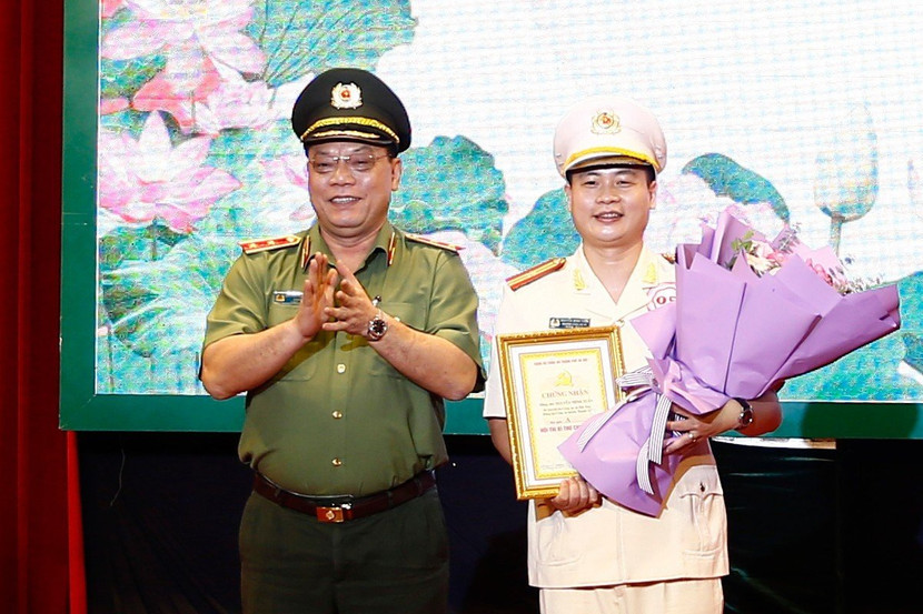 Trung tướng Nguyễn Hải Trung trao Giải A cuộc thi cho Thiếu tá Nguyễn Minh Tuấn - Bí thư Chi bộ, Trưởng Công an xã Đại Áng, huyện Thanh Trì