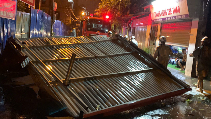 Nhận tin báo có tôn chắn ngang đường, Đội Cảnh sát PCCC&amp;CNCH, CAQ Bắc Từ Liêm đã có mặt tại hiện trường