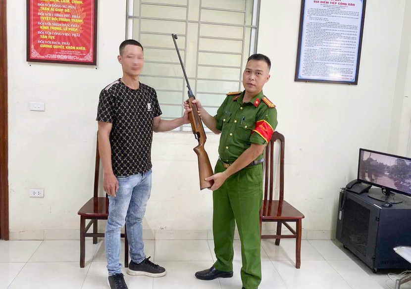 CAP Mỹ Đình 1 tiếp nhận vũ khí do nhân dân tự nguyện giao nộp