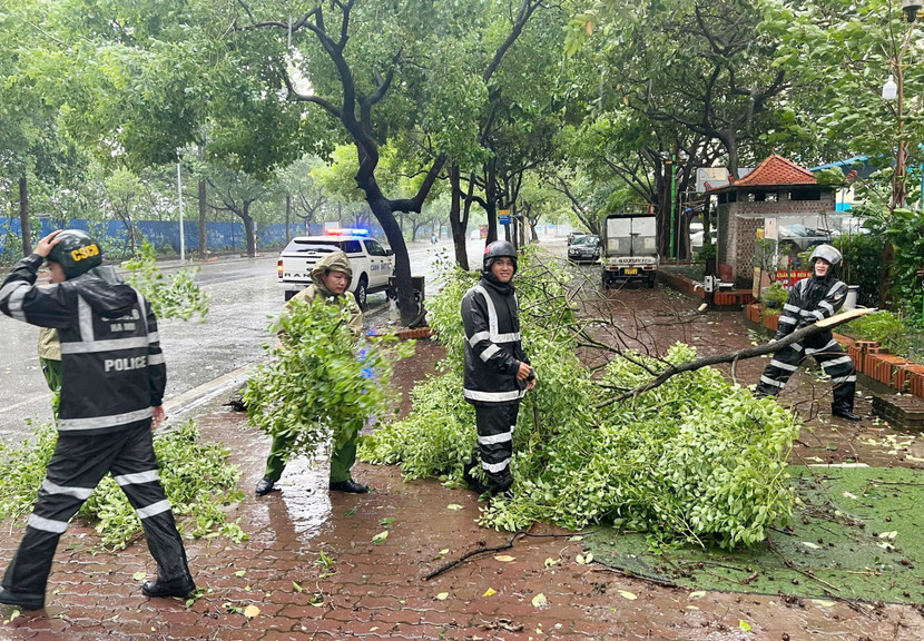 Sáng 8-9, CBCS Trung đoàn CSCĐ vẫn tiếp tục cùng các đơn vị trong CATP khắc phục hậu quả bão Yagi Sáng 8-9, CBCS Trung đoàn CSCĐ vẫn tiếp tục cùng các đơn vị trong CATP khắc phục hậu quả bão Yagi