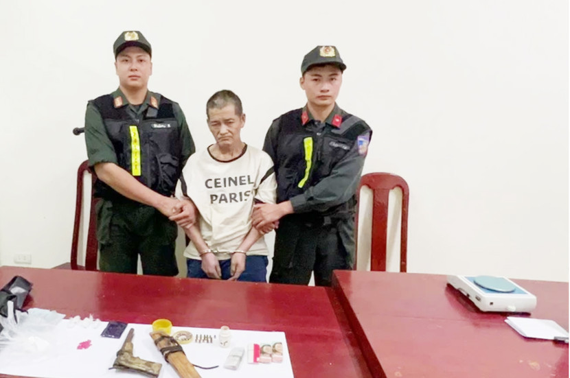 Lực lượng công an khống chế đối tượng Hạng Phái Lầu Lực lượng công an khống chế đối tượng Hạng Phái Lầu