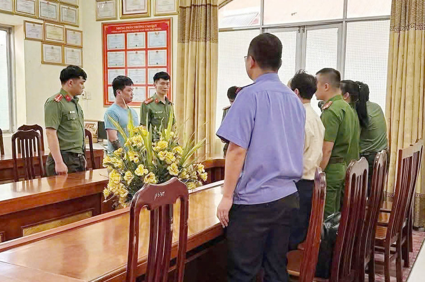 Cơ quan chức năng thi hành lệnh bắt Lê Việt Hùng