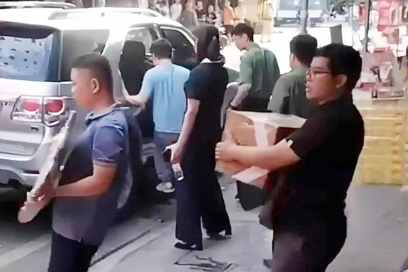 Cơ quan công an thu giữ nhiều tài liệu liên quan tại nhà Lê Việt Hùng