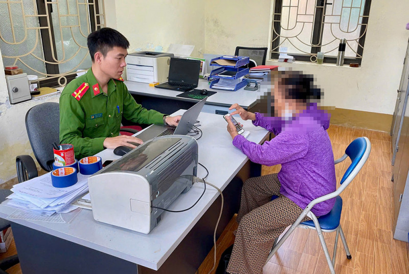 Công an phường Thảo Nguyên, thị xã Mộc Châu, tỉnh Sơn La tuyên truyền về các thủ đoạn lừa đảo cho cụ bà Phạm Thị L